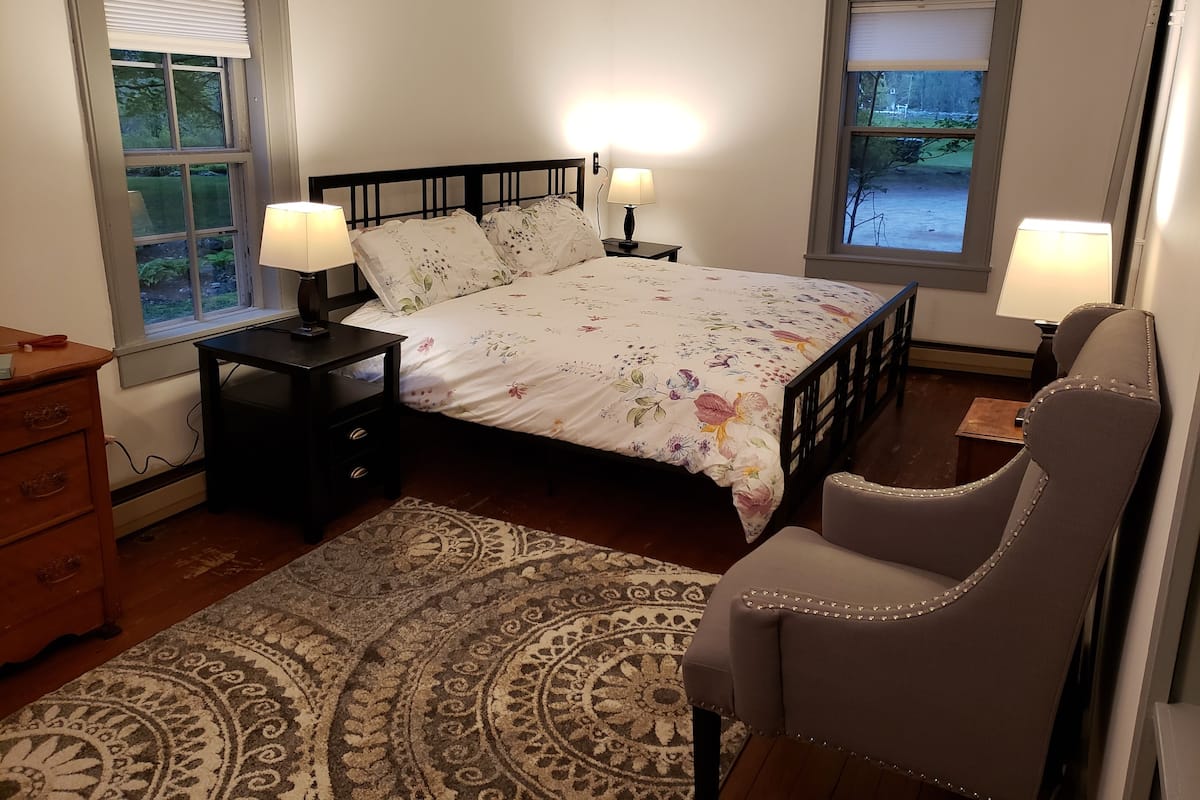 The Henry & Ginny Perkins Room | Free WiFi, bed sheets