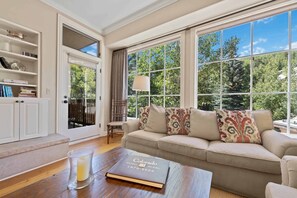 Premium-Apartment, 2 Schlafzimmer | Wohnbereich | LCD-Fernseher, DVD-Player