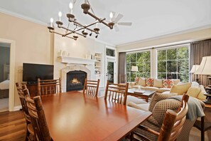 Premium-Apartment, 2 Schlafzimmer | Wohnbereich | LCD-Fernseher, DVD-Player