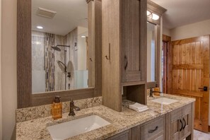 Condo premium, 2 quartos | Banheiro | Chuveiro/banheira combinados, produtos de toalete grátis