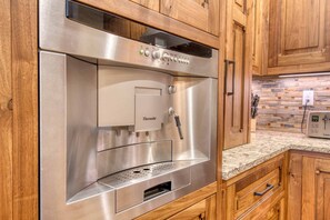 Condo Prestige, 2 chambres | Cuisine privée | Réfrigérateur grande capacité avec congélateur, four à micro-ondes