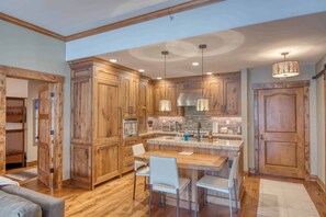 Condo Prestige, 2 chambres | Cuisine privée | Réfrigérateur grande capacité avec congélateur, four à micro-ondes