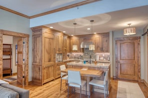 Condo Prestige, 2 chambres | Cuisine privée | Réfrigérateur grande capacité avec congélateur, four à micro-ondes
