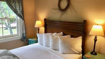 Deluxe Double Room, Ensuite (Franklin) | Premium bedding, individually decorated, individually furnished