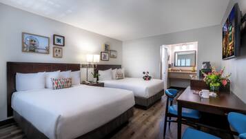 Standaard kamer, 2 queensize bedden | Een bureau, een laptopwerkplek, een strijkplank/strijkijzer, babybedden