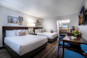 Standaard kamer, 2 queensize bedden | Een bureau, een laptopwerkplek, een strijkplank/strijkijzer, babybedden