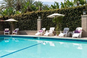 Una piscina al aire libre (de 09:00 a 21:00), sombrillas