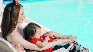 Una piscina al aire libre, sombrillas