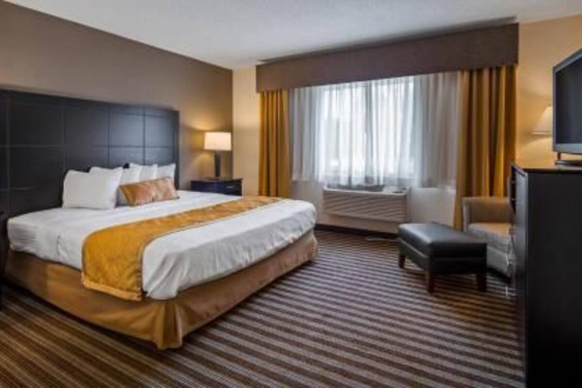 In-room safe, desk, laptop workspace, blackout drapes