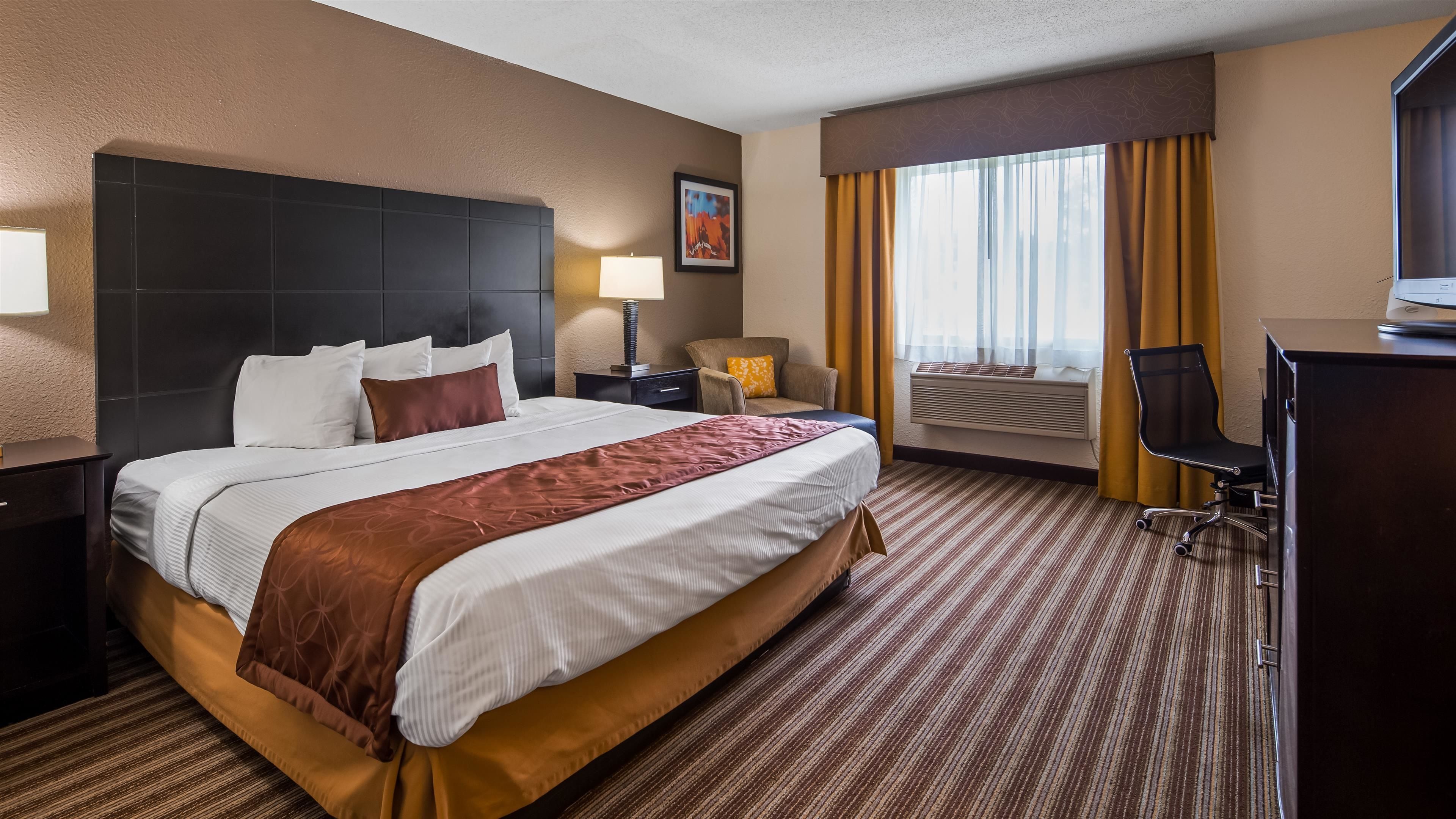 Standard Room, 1 King Bed, Non Smoking, Refrigerator & Microwave | In-room safe, desk, laptop workspace, blackout drapes