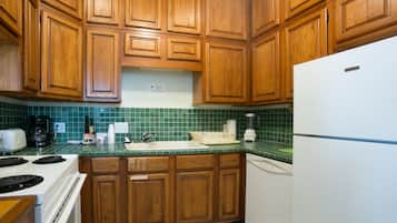 Apartment (Adults Only) | Private kitchen | Microwave