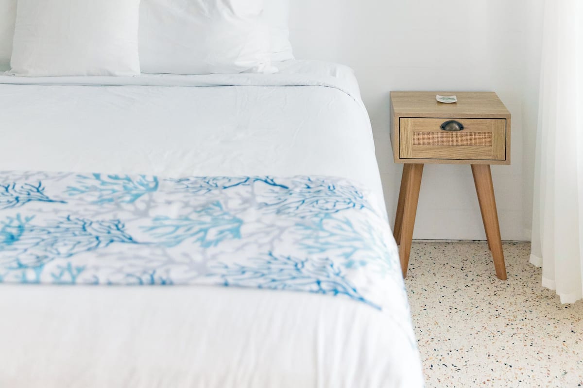 Roupas de cama premium, frigobar, cofres nos quartos