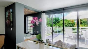 Suite Supérieure, 1 trÚs grand lit, vue jardin, cÎté jardin | 1 chambre, literie de qualité supérieure, minibar