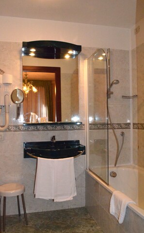 Ducha y bañera combinadas y artículos de higiene personal gratuitos