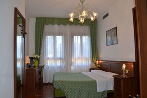 Minibar, in-room safe, desk, soundproofing - Hotel Villa Cipro (Venice)