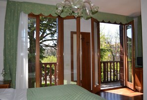 标准双人房或双床房 | 迷你吧、客房内保险箱、办公桌、隔音