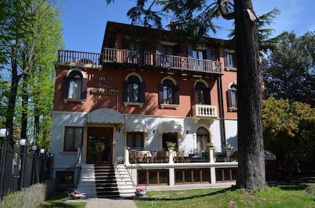 Fachada de la propiedad