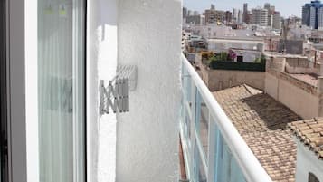 Escritorio, cortinas blackout, wifi gratis y ropa de cama