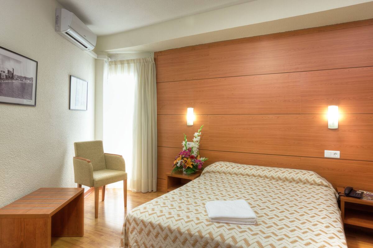 Escritorio, cortinas blackout, wifi gratis y ropa de cama 