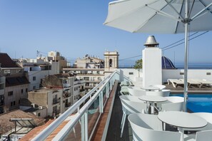 Outdoor pool, open 10 AM to 8:00 PM, sun loungers - Centro Mar (Benidorm)