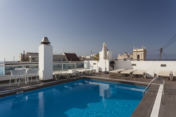 Outdoor pool, open 10 AM to 8:00 PM, pool loungers