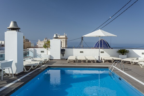 حمّام سباحة خارجي، مفتوح من 10 صباحًا إلى 8:00 مساءً، مقاعد للتشمس