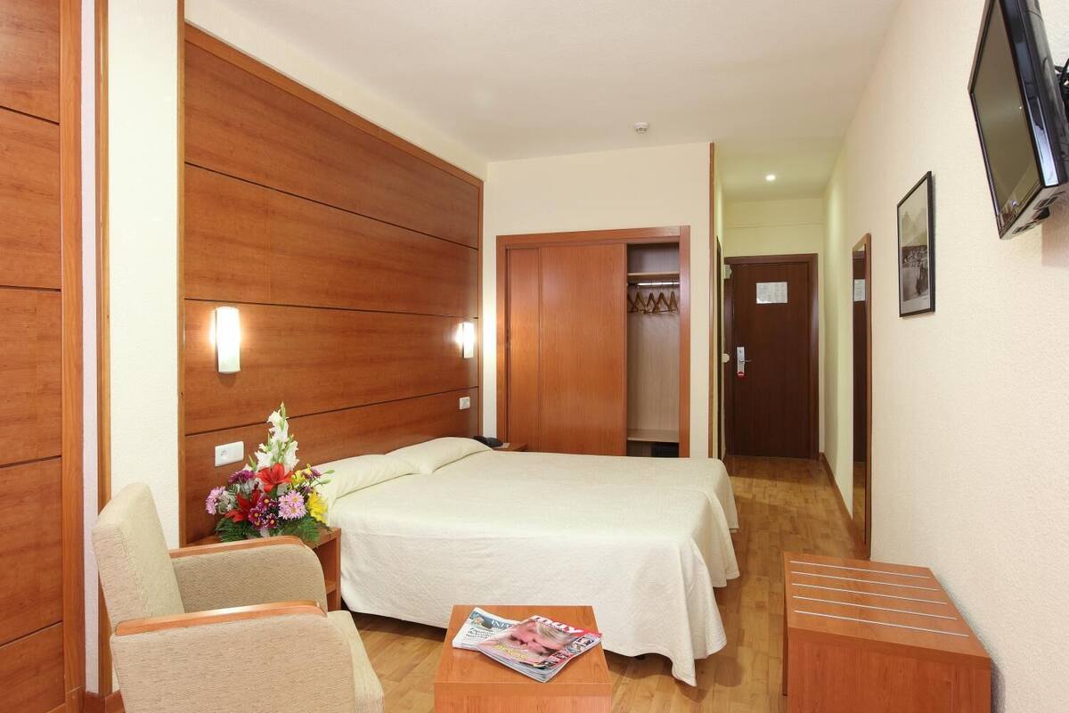 Escritorio, cortinas blackout, wifi gratis y ropa de cama 