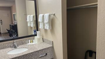 雙人房, 2 張標準雙人床 | 浴室 | 免費梳洗用品、風筒、提供毛巾、番梘