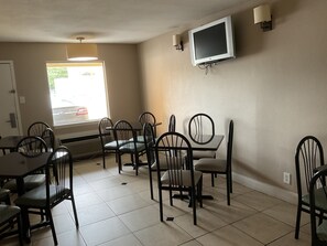 Desayuno para llevar gratuito y diario