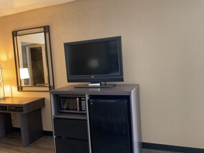 Premium bedding, desk, laptop workspace, blackout curtains - Super 8 by Wyndham Chattanooga/East Ridge (Chattanooga)
