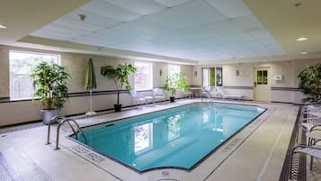 Inomhuspool och solstolar