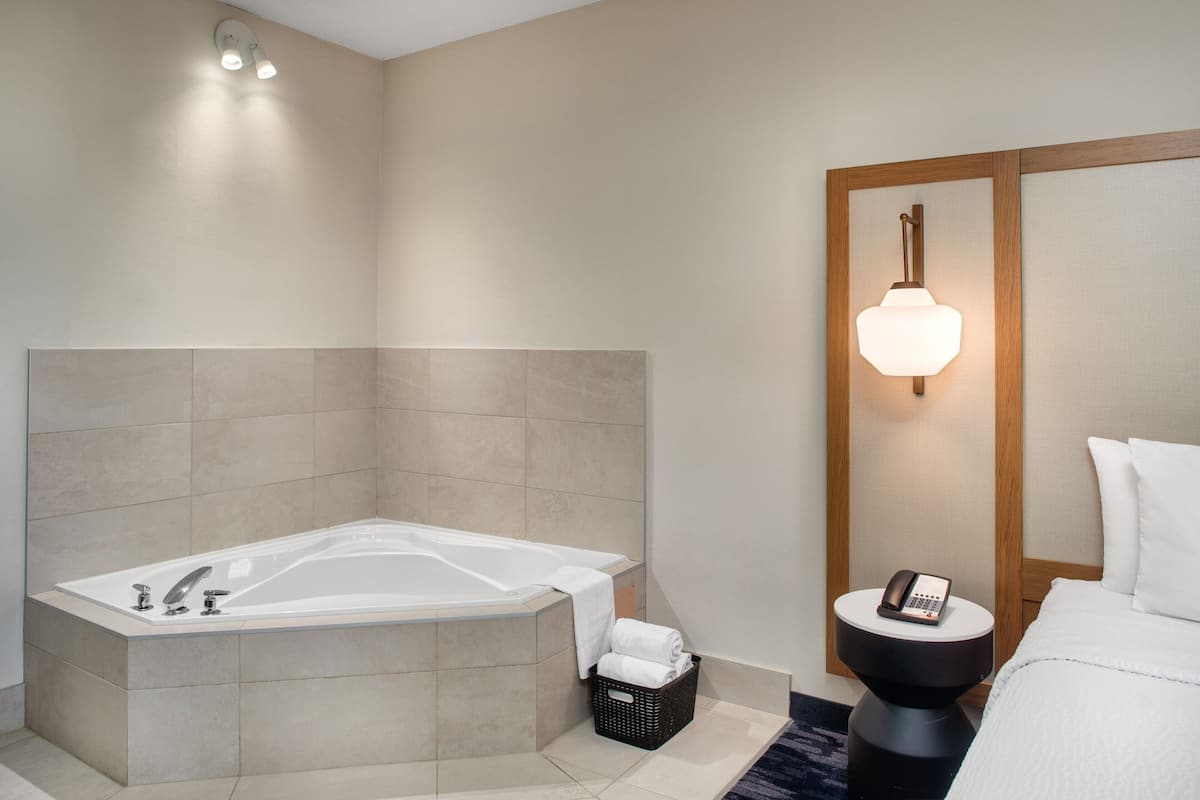Camera, 1 letto king | Piscina | Piscina coperta, lettini