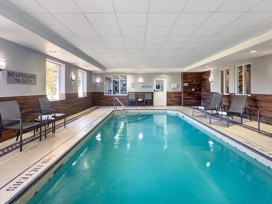 Alberca techada y camastros