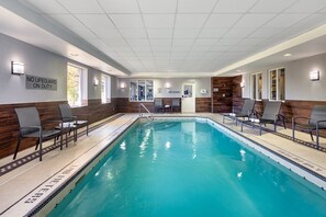 Indoor pool, pool loungers - Fairfield Inn by Marriott Toronto Oakville (Oakville)