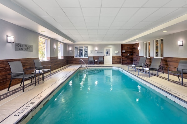 Indoor pool, sun loungers - Fairfield Inn by Marriott Toronto Oakville (Oakville)