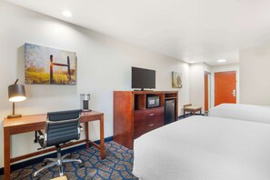Desk, laptop workspace, iron/ironing board, free rollaway beds - Best Western Plus Villa Del Lago Inn Patterson (Patterson)