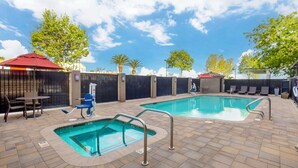 A swimming pool area with a hot tub, lounge chairs, and a covered seating area. - Best Western Plus Villa Del Lago Inn Patterson (Patterson)