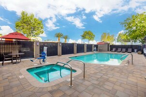 Piscina externa, funciona das 9h às 22h, espreguiçadeiras