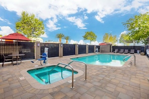 Utendørsbasseng og solsenger