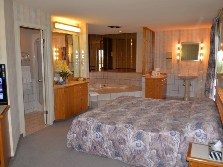 Suite, 1 Bedroom, Jetted Tub | Desk, blackout drapes, iron/ironing board, free WiFi