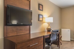 Desk, laptop workspace, blackout curtains, soundproofing - Comfort Inn (Saint Georges)