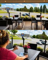 Un Comfort Inn con asientos al aire libre y vistas a la calle.