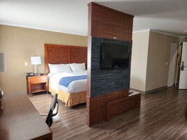 Quarto standard, 1 cama King e sofá-cama, para não fumantes | Escrivaninha, espaço de trabalho para notebook, cortinas blackout