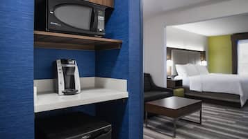 Habitación estándar, 1 cama de matrimonio grande con sofá cama | 1 dormitorio, caja fuerte, escritorio y cortinas opacas