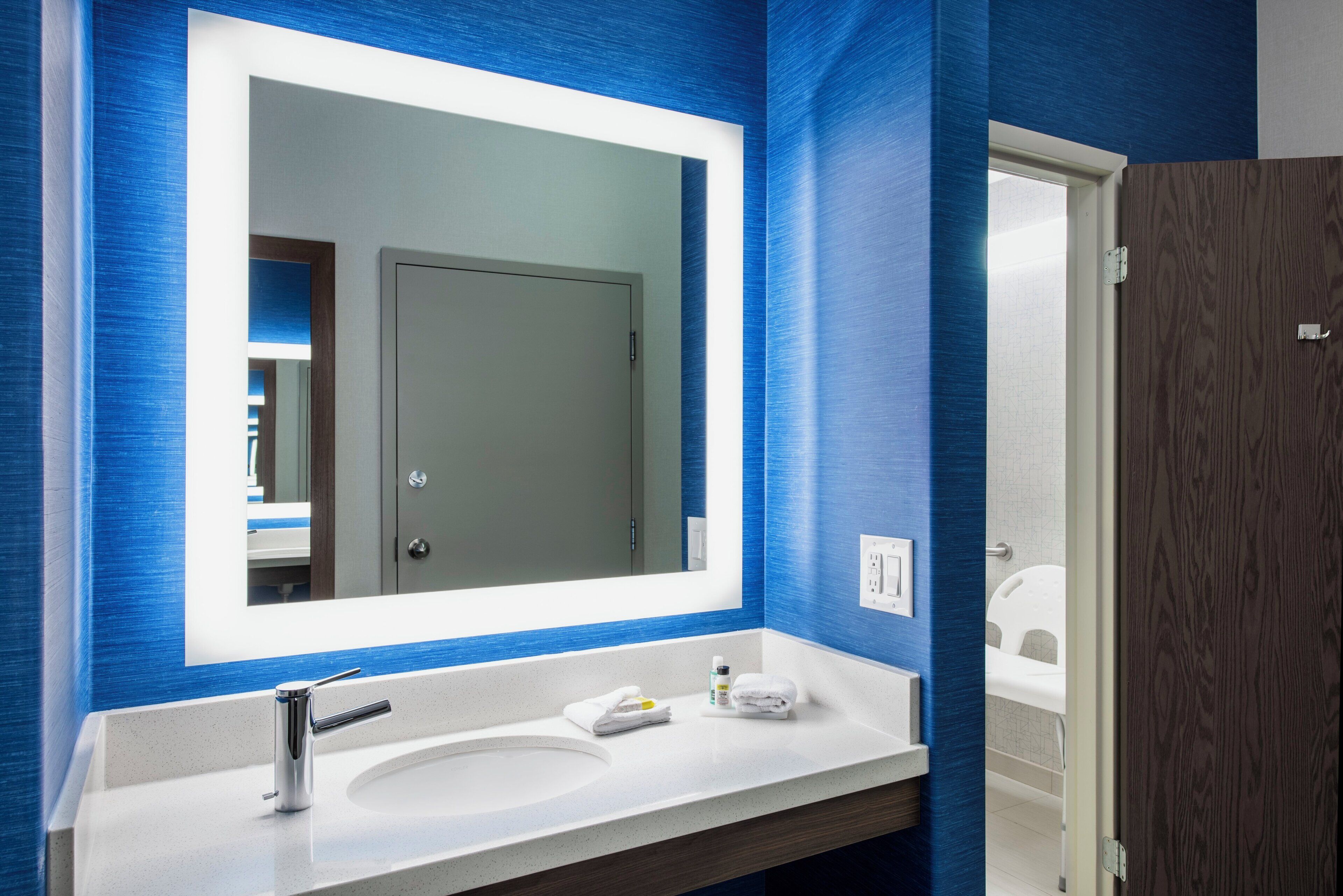 Standard Room, 1 Queen Bed, Mobility Accessible | In-room safe, desk, blackout drapes, iron/ironing board
