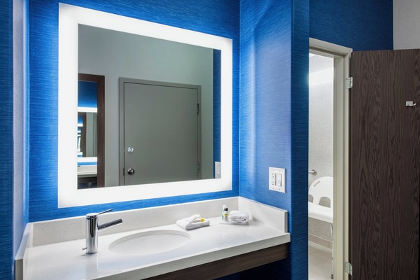 Standard Room, 1 Queen Bed, Mobility Accessible | In-room safe, desk, blackout drapes, iron/ironing board