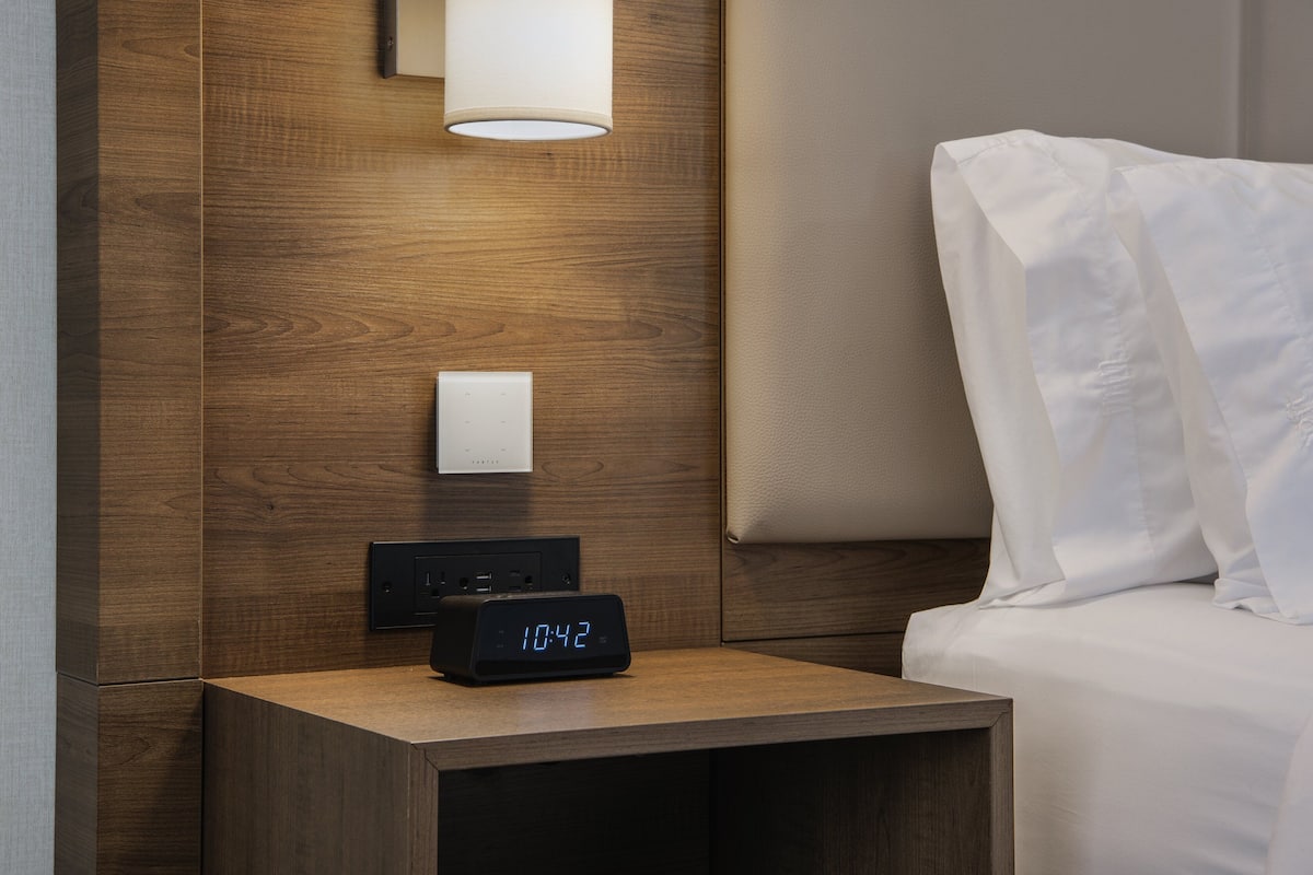 Habitación estándar, 1 cama Queen size, con acceso para personas discapacitadas (Mobility) | Servicios de la habitación