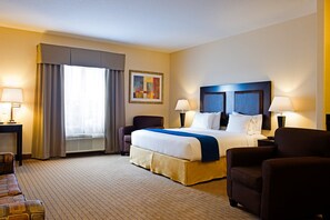 Desk, laptop workspace, blackout drapes, iron/ironing board - Holiday Inn Express & Suites Regina-South by IHG (Regina)