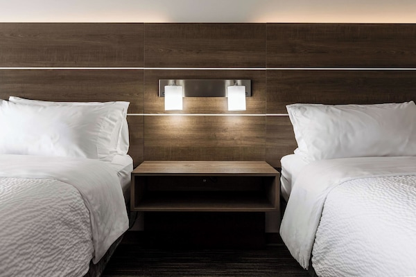 Standard Room | Desk, laptop workspace, blackout drapes, iron/ironing board