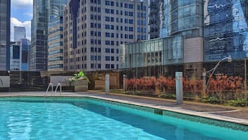 Una piscina techada, una piscina al aire libre